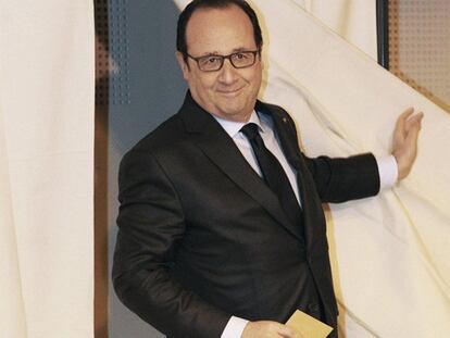 Marine Le Pen i Hollande voten a les locals franceses.