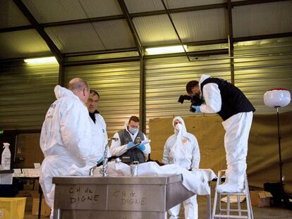 Forenses franceses en el laboratorio. / F. BALAMO (AFP) | reuters-live!