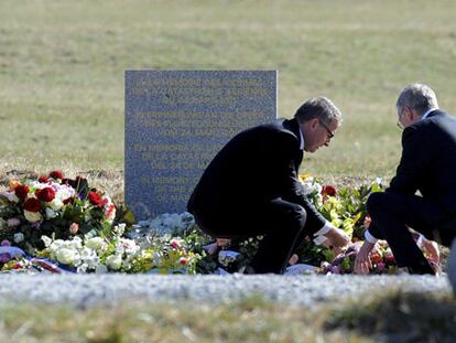 Los consejeros delegados de Lufthansa y Germanwings depositan flores en el memorial por las víctimas en Le Vernet.