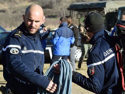 Gendarmes en la zona del siniestro.