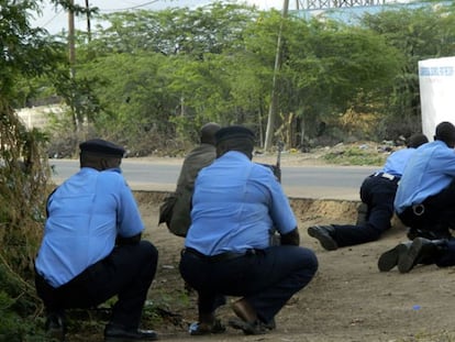 Agentes da polícia cercam a Universidade de Garissa.