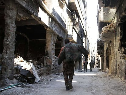 Un hombre camina entre los escombros del campo de refugiados de Yarmuk, en Damasco.