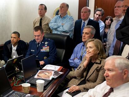 Hillary Clinton com Obama e o vice-presidente Biden na Situation Room da Casa Branca o 1 de maio de 2011 seguindo a operação contra Bin Laden.