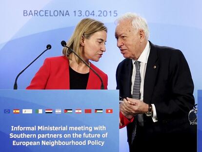 El ministro Margallo y la comisaria Mogherini, en Barcelona.