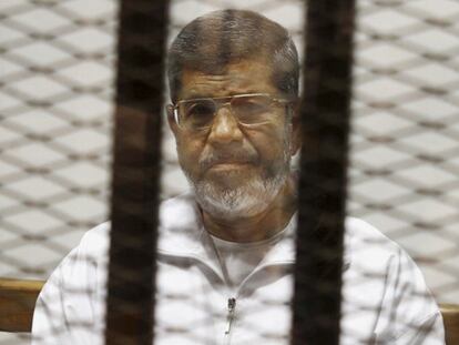 Mohamed Morsi, na cela onde acompanhou o julgamento contra ele em 8 de maio de 2014.