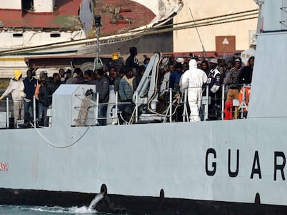 Outros 200 imigrantes resgatados chegam ao porto de Catania.