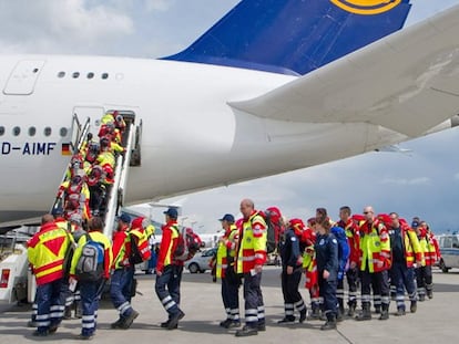 Especialistas alemanes embarcan Frankfurt rumbo a Nepal.