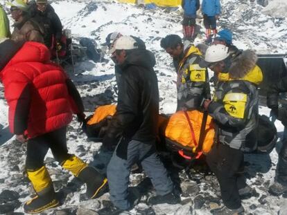Tras el temblor en Nepal, una lengua de nieve sepultaba a cientos de escaladores.