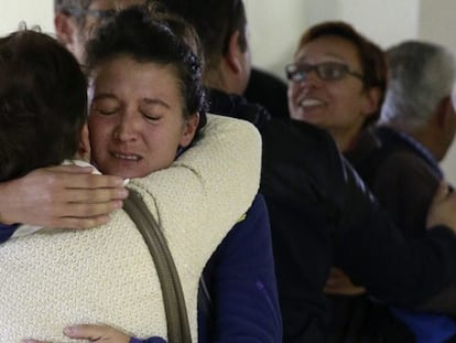 Una mujer evacuada de Nepal se abraza a sus familiares.