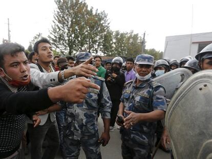 Ciudadanos nepalíes protestan por la actuación del Gobierno tras el terremoto.