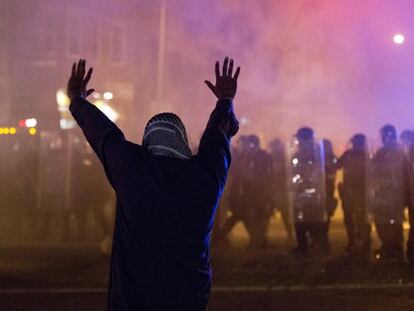 Un manifestante frente a la policía en las calles de Baltimore.