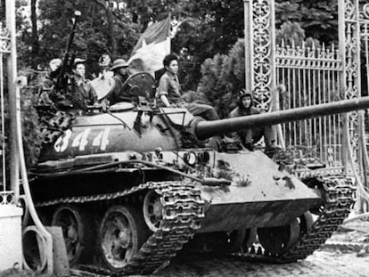 30 d'abril del 1975: un tanc de Vietnam del Nord entra al Palau Presidencial de Saigon. La guerra ha acabat.