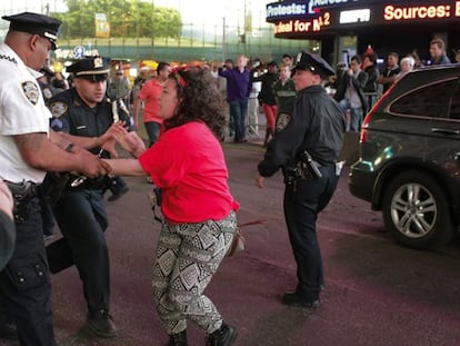Una mujer se resiste a un policía en Times Square.