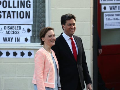 Miliband com sua esposa, após votar em um centro eleitoral em Sutton.