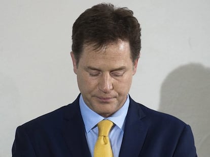 El liberal Nick Clegg anunciando su dimisión.