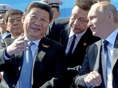 El presidente chino, Xi Jinping (i), y el ruso, Vladimir Putin, durante el desfile.
