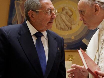 Raúl Castro con el Papa en el Vaticano.