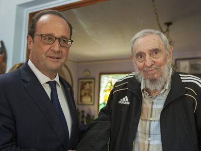 Foto distribuida del encuentro entre Hollande y Fidel Castro.