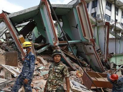 Miembros de los servicios de rescate buscan supervivientes entre los escombros, este martes en Katmandú.