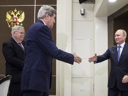 Kerry y Putin se saludan en Moscú en presencia del embajador de EE UU.