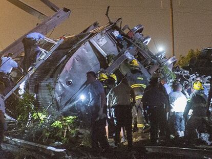 Equipos de rescate entre los amasijos del tren.