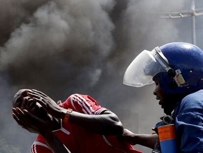 Un manifestante es arrestado en Buyumbura.