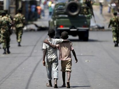 Dos niños, tras una patrulla militar en la ciudad de Bujumbura.
