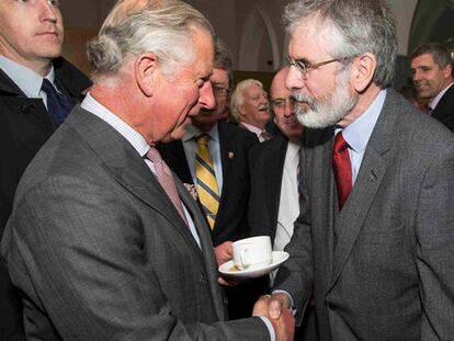 El príncipe Carlos de Inglaterra estrecha la mano al líder del Sinn Féin Gerry Adams, este martes en Londres.
