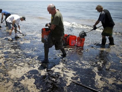 California trata de contener un vertido de petróleo en una zona turística