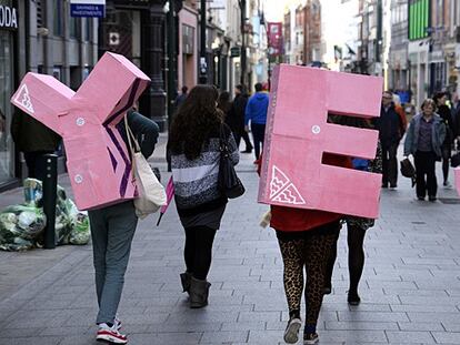 Jovens ativistas pelo sim em uma rua de Dublín. /