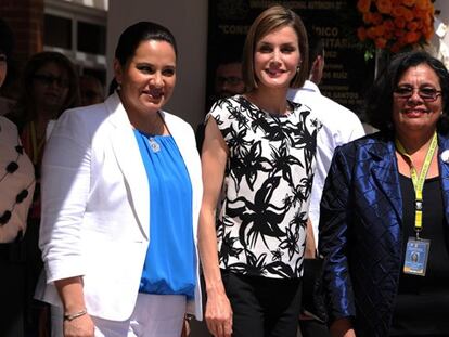 La Reina, con la primera dama de Honduras y la rectora de la UNAH.