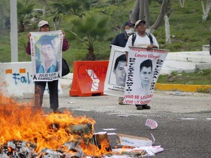 Familiares de los 43 queman carteles electorales.