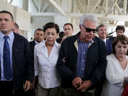 González, en el aeropuerto de Caracas con la madre de Leopoldo López (izquierda) y la mujer de Antonio Ledezma (derecha).