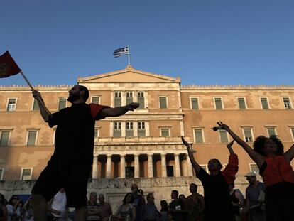 Manifestantes en Atenas a favor del Gobierno y contra la austeridad.