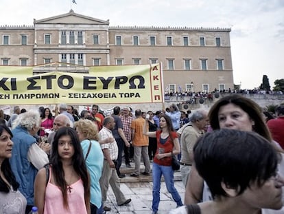 Pancarta de "No al Euro" en la protesta de Atenas.