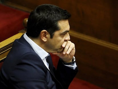 Varios ciudadanos explican su postura sobre la consulta propuesta por Tsipras sobre la negociación con Europa. En la imagen, Alexis Tsipras, durante la sesión parlamentaria sobre el referéndum.
