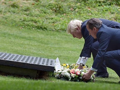 Cameron e Johnson homenageiam as vítimas no Hyde Park.