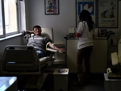 Un hombre dona sangre en un hospital de la isla griega de Samos, en enero. / ARIS MESSINIS (AFP)