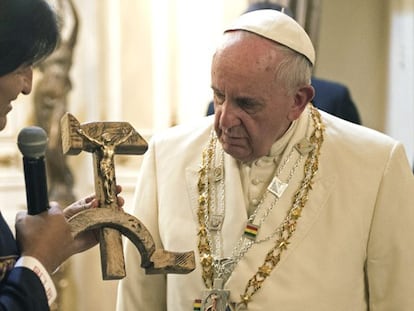 Evo Morales entrega al Papa un crucifijo con la forma de la hoz y el martillo.