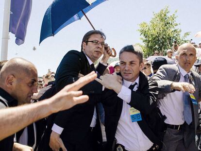 El primer ministro serbio, protegido por sus guardaespaldas.