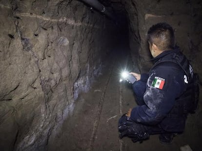 Un policía federal custodia el túnel usado por El Chapo.