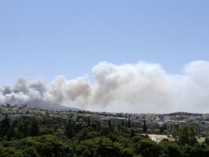 Un incendio en un monte crea alarma en Atenas