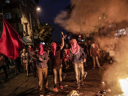 Protesta en Estambul por una operación policial contra militantes kurdos.