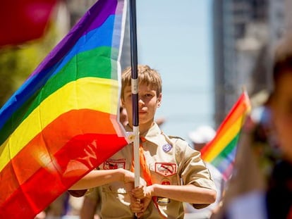 Uno de los integrantes del grupo sujeta una bandera gay