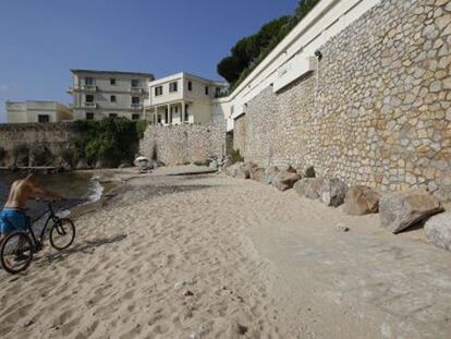 El rey saudí acorta sus vacaciones en Francia tras la protesta ciudadana