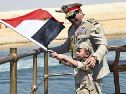 Al Sisi presenta la ampliación del Canal de Suez.