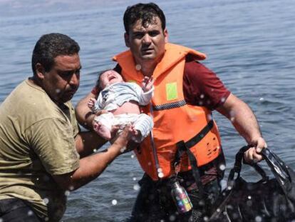 El negocio de los traficantes: 50.000 euros por barca de Turquía a Grecia