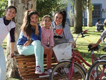 Un grupo de jóvenes con bicicletas en Montevideo.