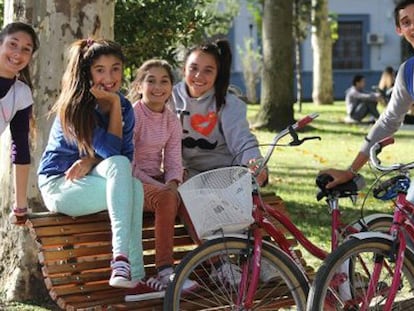 Un grupo de jóvenes con bicicletas en Montevideo.