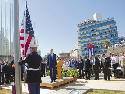 Kerry asiste al izado de la bandera de EE UU.